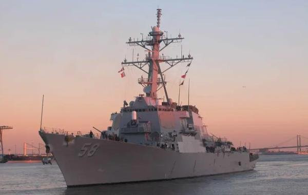 Американский эсминец попал под ракетную атаку хуситов в Красном море